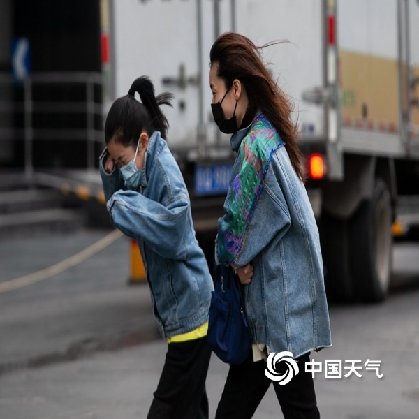 北京冷风呼呼吹 街头行人厚装出行泥点车排长队