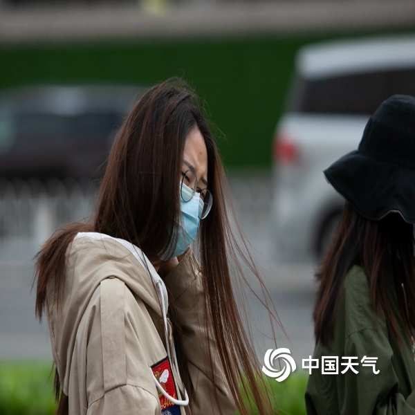 北京冷风呼呼吹 街头行人厚装出行泥点车排长队