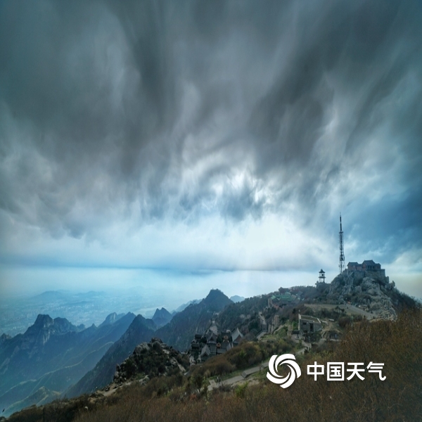 4月30日,一场雷雨过后,山东泰山大风呼啸,云朵随风变化,形态各异,宛如