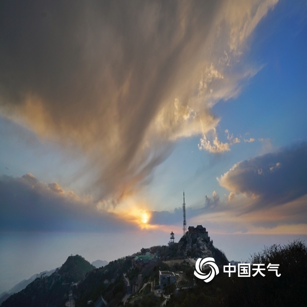 4月30日,一场雷雨过后,山东泰山大风呼啸,云朵随风变化,形态各异,宛如