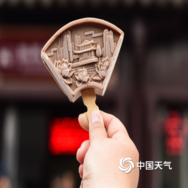 2021年4月22日,江苏苏州,著名的苏州园林景点变身成了"网红雪糕",广受