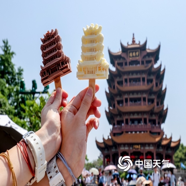 2021年5月1日,游客手拿黄鹤楼网红雪糕在黄鹤楼前留影.
