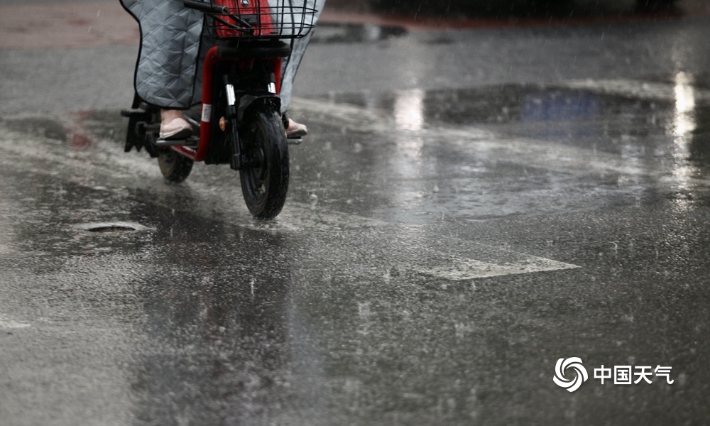 北京雷声滚滚迎来降雨 早高峰行人冒雨出行-图片频道
