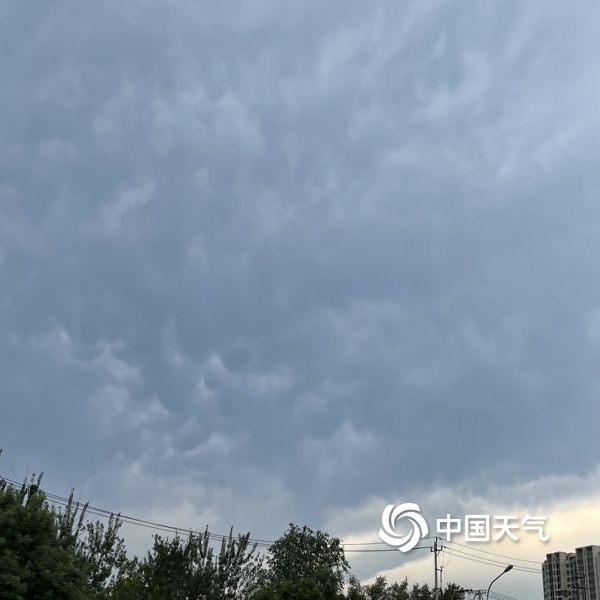 中国天气网讯 7月8日下午,北京上空惊现"乳状云".