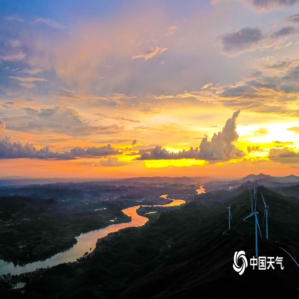 中国天气网讯 9月5日傍晚,广西横州霞义山上空,骤雨,夕阳,彩虹共同