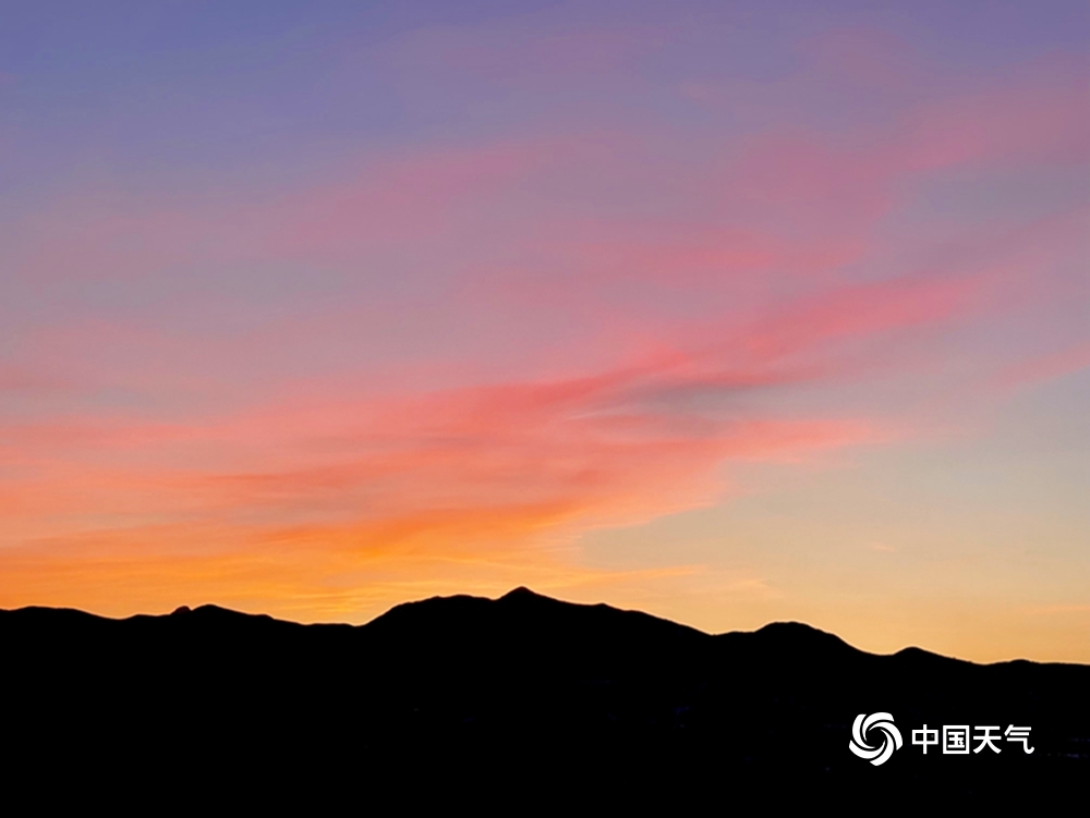北京天空出现惊艳晚霞,金色,橙色,粉色与蓝色的天空交错在一起,云霞