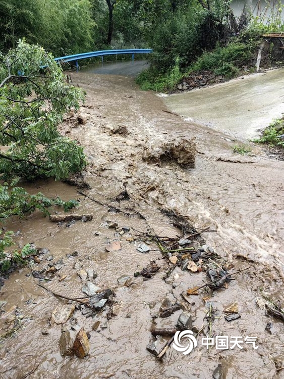 强降雨来袭！陕西江口回族镇出现滑坡泥石流等险情-图片频道