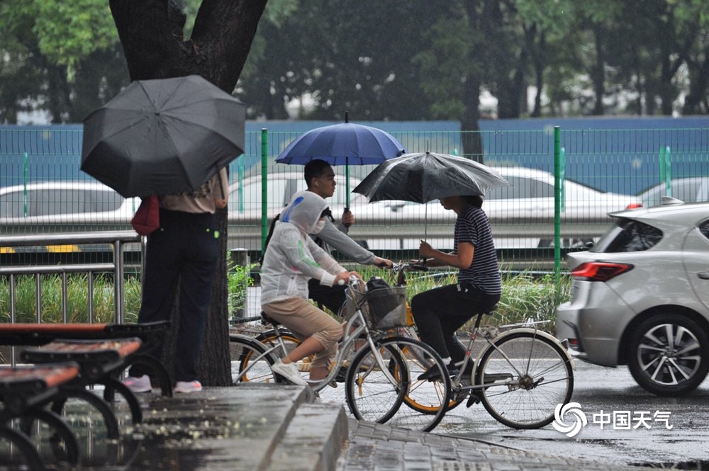 北京小雨霏霏送清凉 街头行人撑伞而行-图片频道