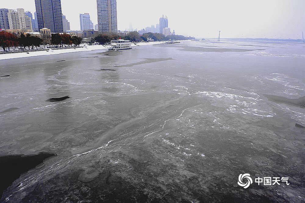 哈尔滨松花江开始结冰 呈现冰水交融独特景观-图片频道