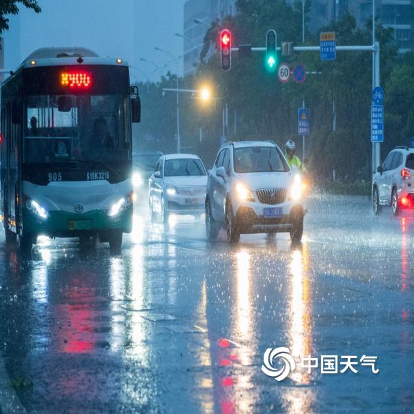 我国中东部出现大范围降水 一组图直击各地降雨现场-图片-中国天气网