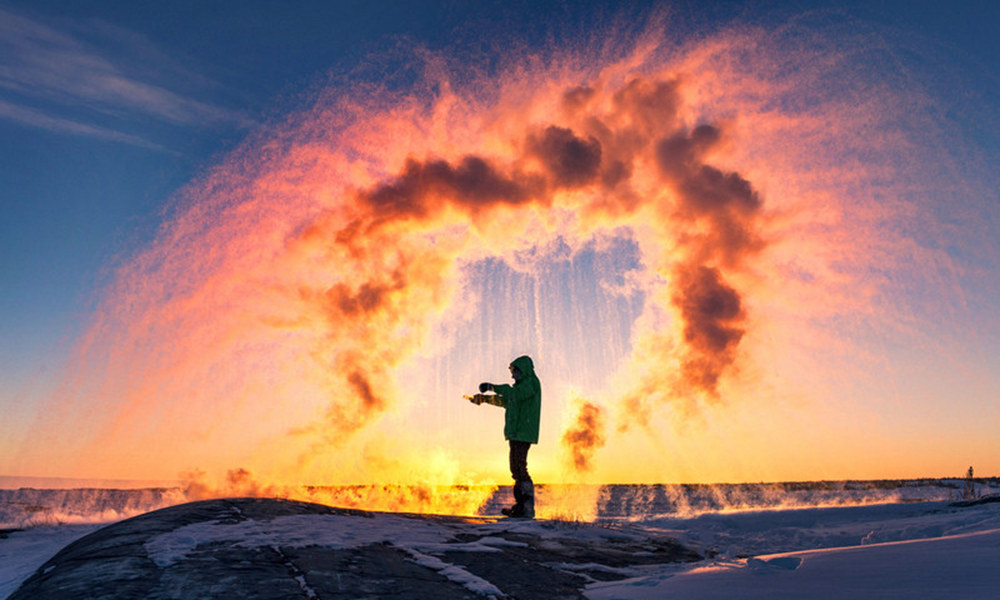 当沸水遇上低温!摄影师拍惊艳冰彩虹 (1/2)