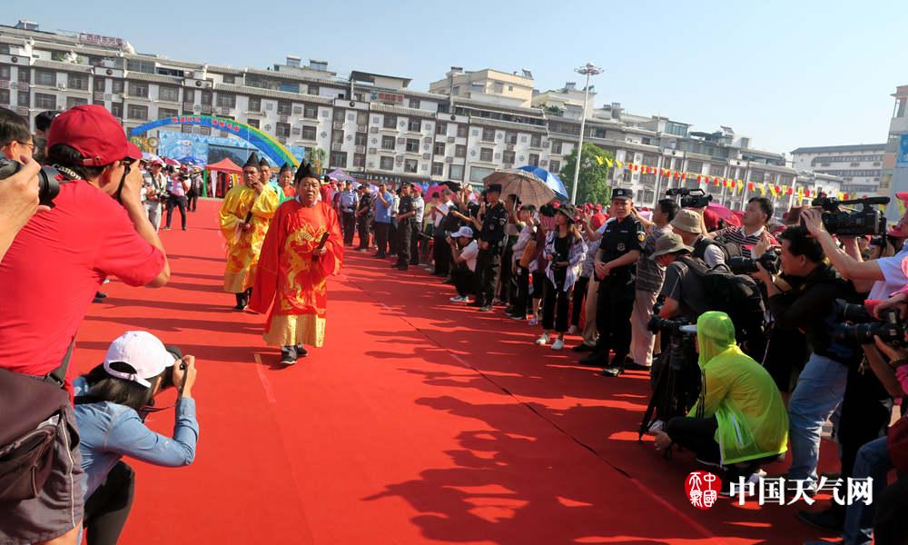 環江天氣晴朗 民眾歡度毛南族分龍節 (1/8)