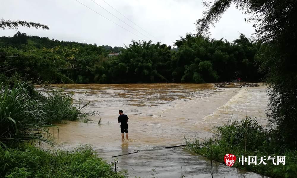 融安县大将镇降雨来袭 桥梁被淹道路受阻(1/7)